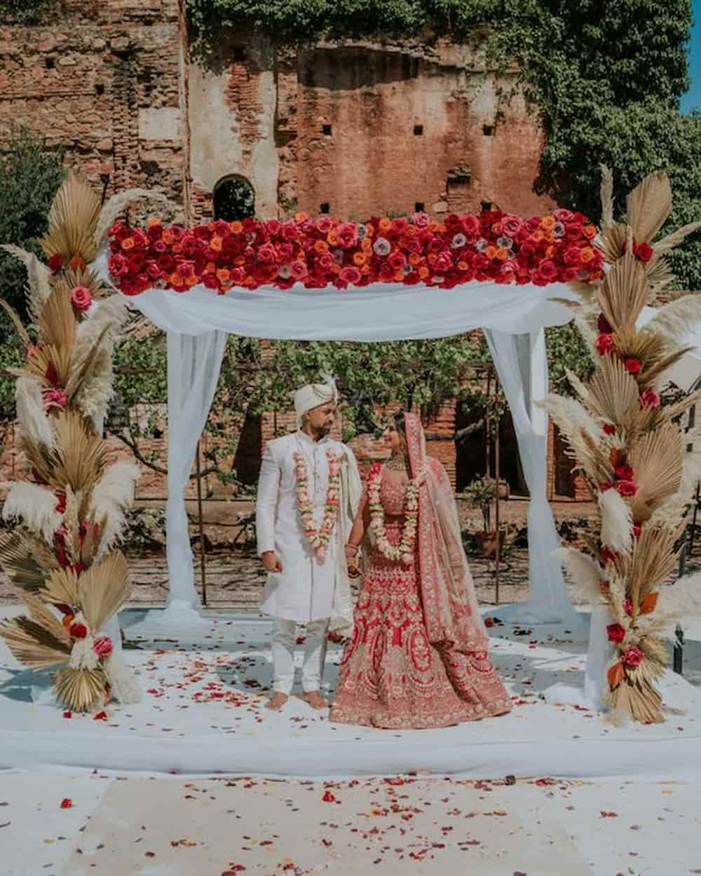 Why choosing bright flowers on your wedding day