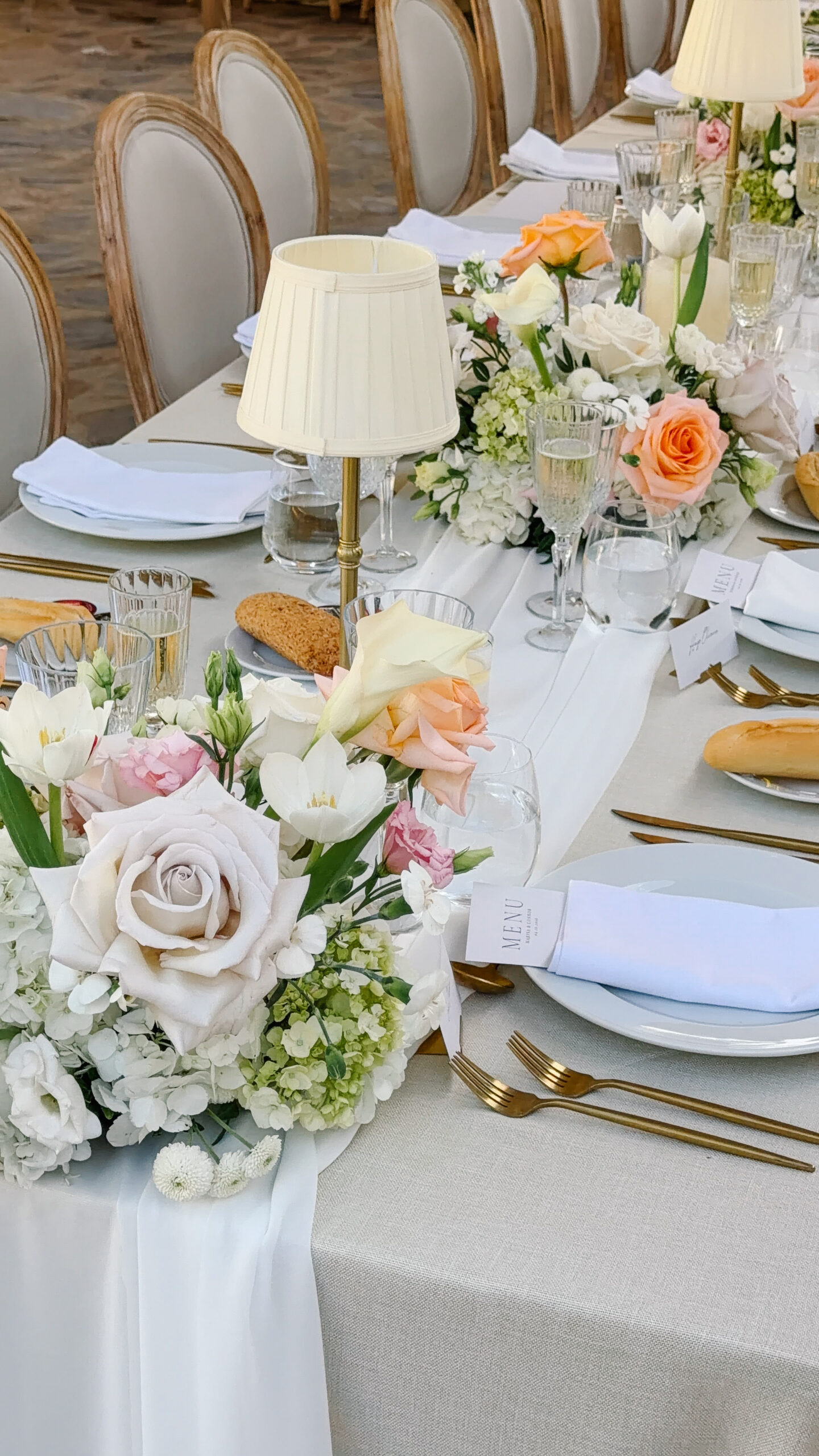 Wedding table decor with floral centrepieces by Lemonface Deco, Marbella
